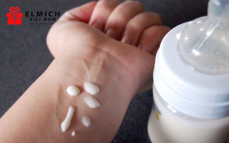 Thử nhiệt độ trước khi pha sữa