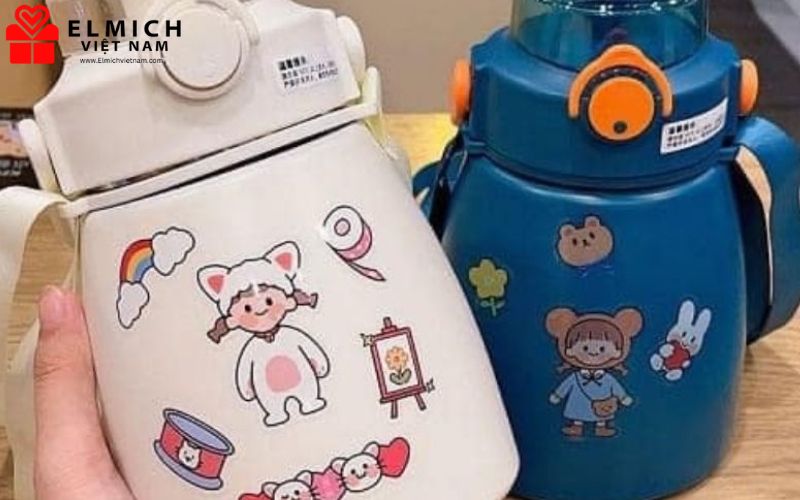 Bình được thiết kế bởi những hình ảnh ngộ nghĩnh với màu sắc tươi sáng