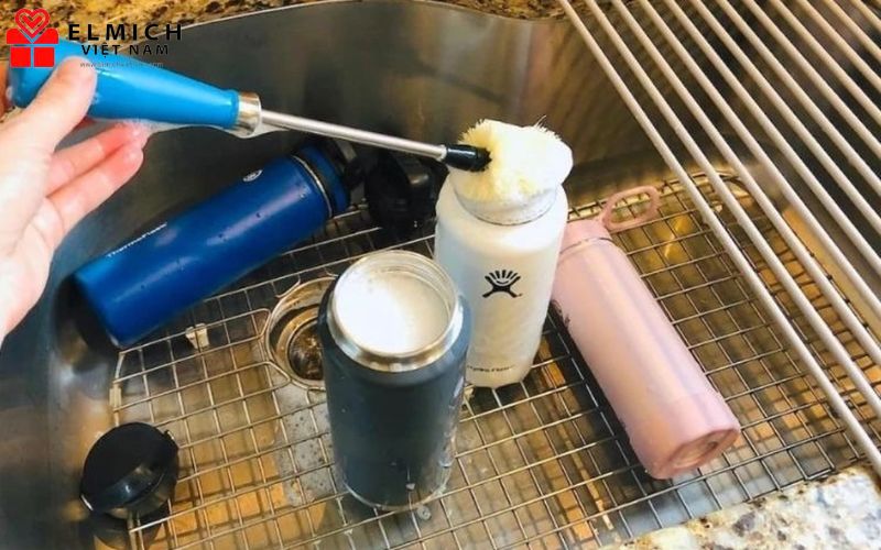Thường xuyên vệ sinh bình để đảm bảo không có cặn bám, ảnh hưởng đến khả năng giữ nhiệt.