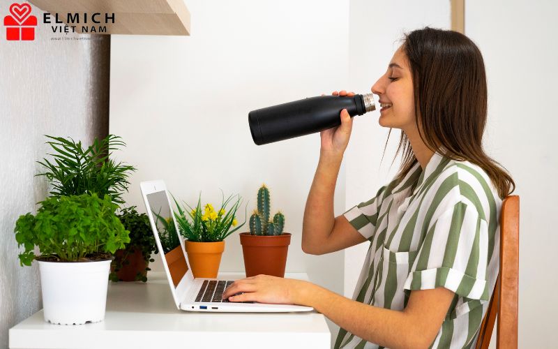 Đối với nước nóng, chiếc bình giữ nhiệt có thể giữ độ nóng trong khoảng từ 2 giờ tới 6 giờ.