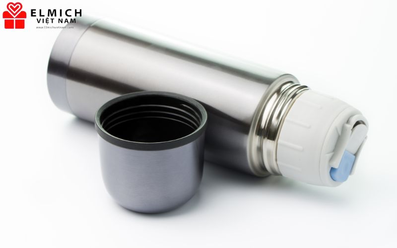 Bình giữ nhiệt có thể giữ lạnh từ 6 đến 24 giờ.