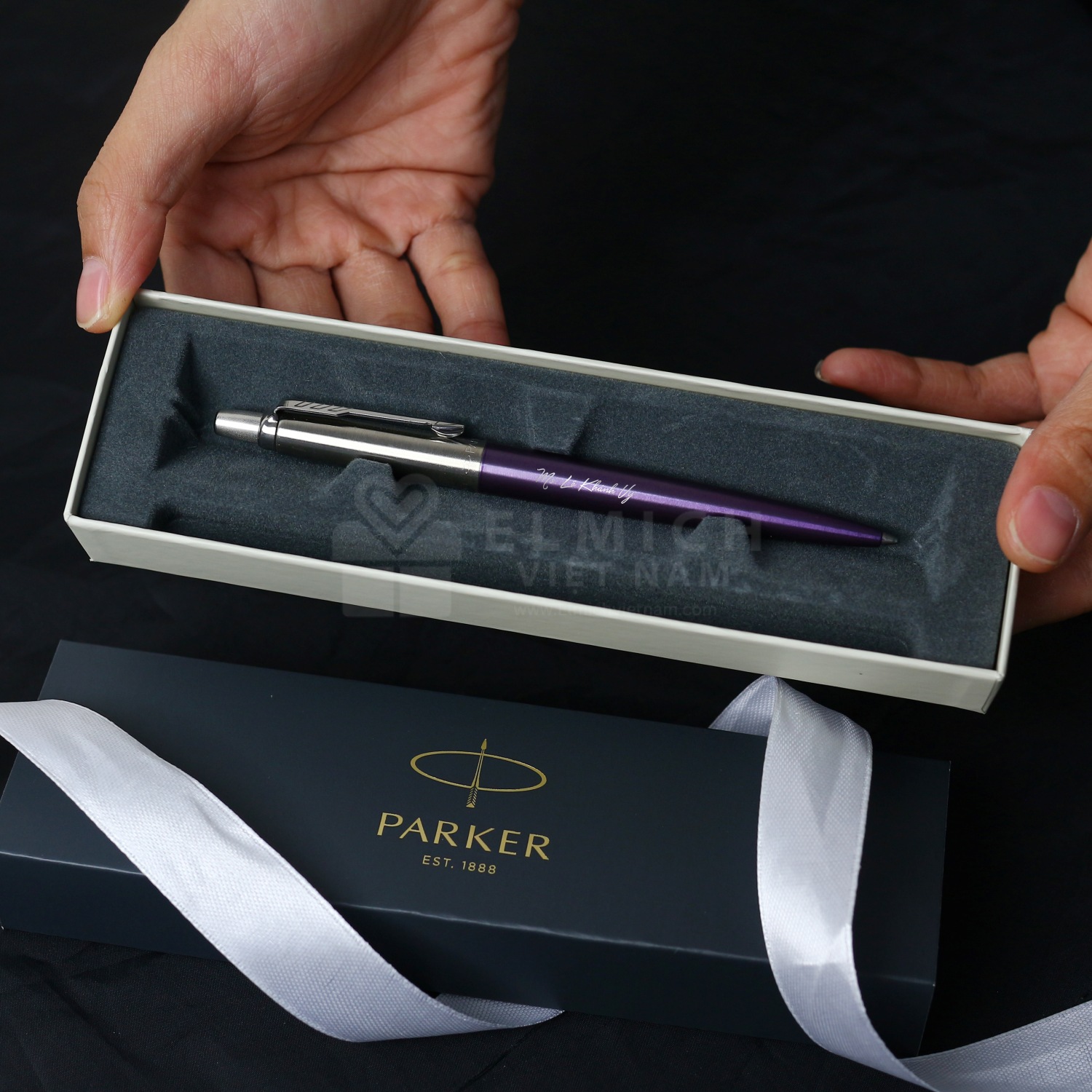 butparkerkhacten.com nổi bật với dịch vụ khắc tên lên bút Parker, duyệt mẫu và hoàn thiện set quà cá nhân hóa
